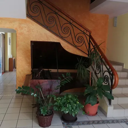 호텔 Royal 투즐라